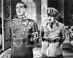 The Great Dictator (1940) Charlie Chaplin, Reginald Gardiner 10x8 Photo - Imagen 1 de 1