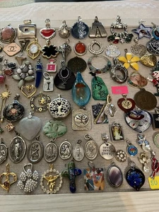 KONVOLUT 111 GOLD+SILBERFARBENE "ANHÄNGER", SORTIMENT, VINTAGE-JETZT, LOT 5 - Bild 1 von 24