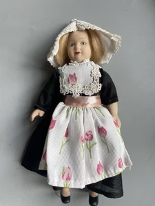 Poupée Vintage Collection du Monde porcelaine folklore EUROPE de l'Est - Imagen 1 de 3