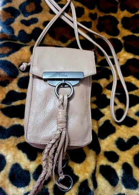 Bolsa de mão Kooba tiracolo Dionne telefone bege acastanhado couro pequena  - Imagem 1 de 4