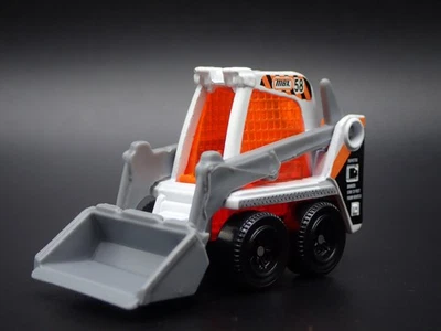 Modello Diorama Diecast Auto Bobcat Bianco 1:64 In Scala - Immagine 1 di 4