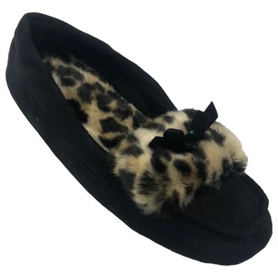Zapatillas mocasines Isotoner Woodlands para mujer negras y marrones con estampado de leopardo Foto 1 de 3