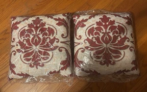 "2 almohadas decorativas con estampado nuevo damasco borgoña/dorado amarillo 16""x16"" nuevo en paquete" - Imagen 1 de 9