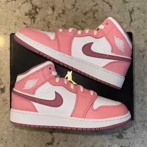 Jordan 1 Mid Desert Berry Valentines Day Size 6.5y (8W) Brand New 100% Authentic - Picture 1 of 6