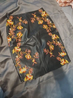 Falda negra de cuero Nasty Gal talla pequeña Foto 1 de 4