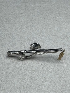Caña de pescar vintage Avon tono plata con pez dorado colgante Tac solapa sombrero prendedor - Imagen 1 de 5