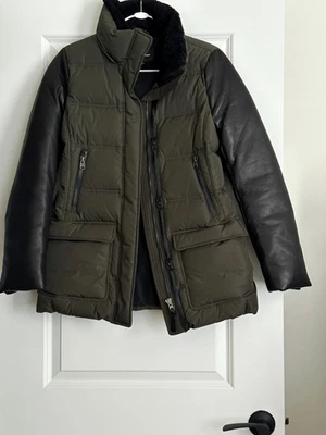 Abrigo acolchado con mangas de cuero de plumón para mujer MACKAGE en verde/negro talla S Foto 1 de 4