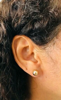 Aretes de bola de 8 mm rellenos de oro amarillo de 18 quilates / Aretes - ER5424 Foto 1 de 4