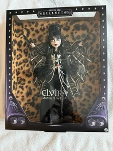 2025 Mattel Creations Monster High x Skullector Elvira Mistress of the Dark - Bild 1 von 10