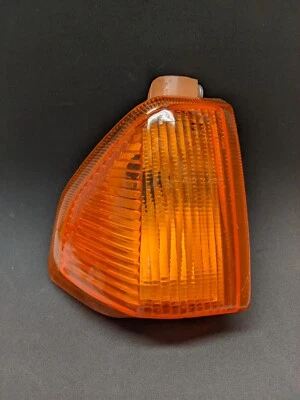 FORD ESCORT RS TURBO MK3  1980-1986 NUOVO ORIGINALE FRECCIA ANTERIORE DESTRA DX - Immagine 1 di 4