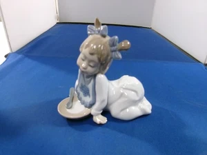 Estatuilla de porcelana NAO by Lladro - Bebé niña comiendo con cuchara de plato - Imagen 1 de 9