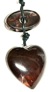 COLLAR CON CORDÓN DE PLÁSTICO COLGANTE CORAZÓN HINCHADO REMOLINO MARRÓN CERVEZA DE COLECCIÓN - Imagen 1 de 8