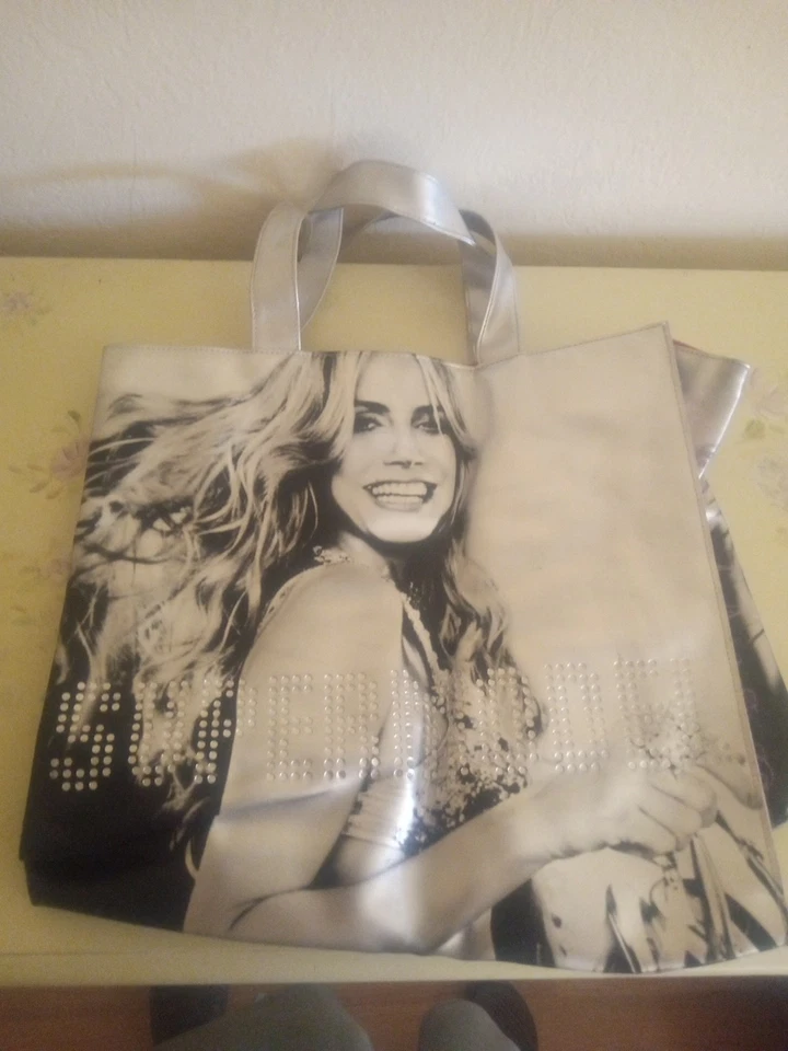 Bolso de Mano Grande Victorias Secret Vinilo Plateado Super Modelo Heidi Klum  Foto 1 de 4