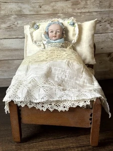 Antike deutsche Babypuppe aus Biskuitporzellan 6 Zoll verbunden mit Holzbett & Bettwäsche - Bild 1 von 24