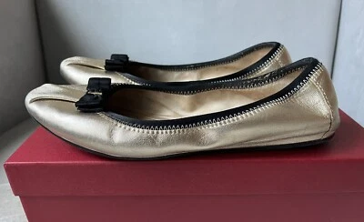 Salvatore Ferragamo My Joy New Gold Leather Varina Bow Flats Shoes 9 Foto 1 de 4