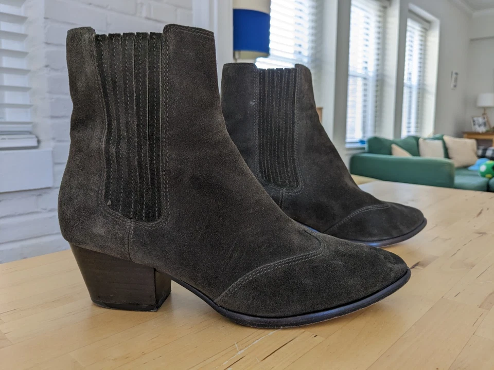 Botas de pantorrilla baja de gamuza verde oliva occidental con gancho ASH con tacones de 2 pulgadas. Talla 39-US 8 Foto 1 de 4