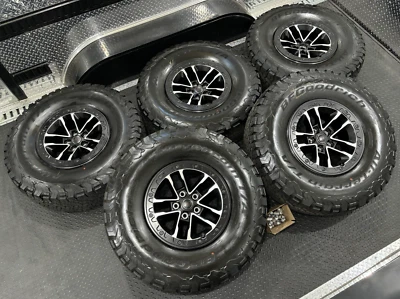 Jeep Wrangler 37s Xtreme Rubicon 392 Beadlock Negro 17" Llantas OEM Llantas Neumáticos Foto 1 de 4
