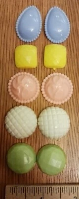 50's-60's Bakelite or Plastic? 10 Snap On Buttons? Earrings? A Mystery, But Cool - Image 1 of 4