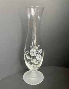 New in Box Avon Hummingbird Bud Vase Etched 24% Lead Crystal 9.2”H Vintage 1989 - Picture 1 of 12