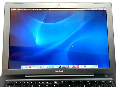 MacBook 13 2010 Apple in Buono Stato 2 GHz 2GB RAM Caricabatterie Incluso - Immagine 1 di 4