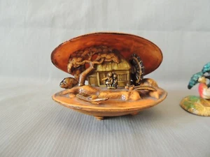 Vintage open shell decorated with people and house Japan - Picture 1 of 13