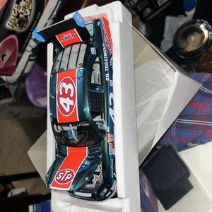 Autogramm von Richard Petty 2008 # 43 STP Maßstab 1:24 200th win 1984 - Bild 1 von 8
