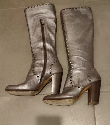 ROCCO P. STIVALI DONNA IN PELLE ARGENTO CON FORI, TG 37, TACCO 10 CM COME NUOVI  - Immagine 1 di 4