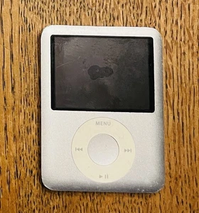 Apple iPod Nano 3ª Generación Plateado 4GB Modelo A1236 Para Repuestos Reparación - Imagen 1 de 3