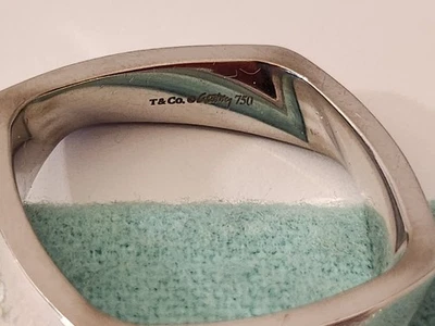 Colgante Tiffany And Co de oro y diamantes de 18 quilates de Fank Ghery Foto 1 de 4