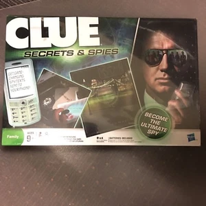Nuevo en paquete Clue Secrets and Spies - Juego de mesa familiar ¡Conviértete en el espía definitivo! - Imagen 1 de 2