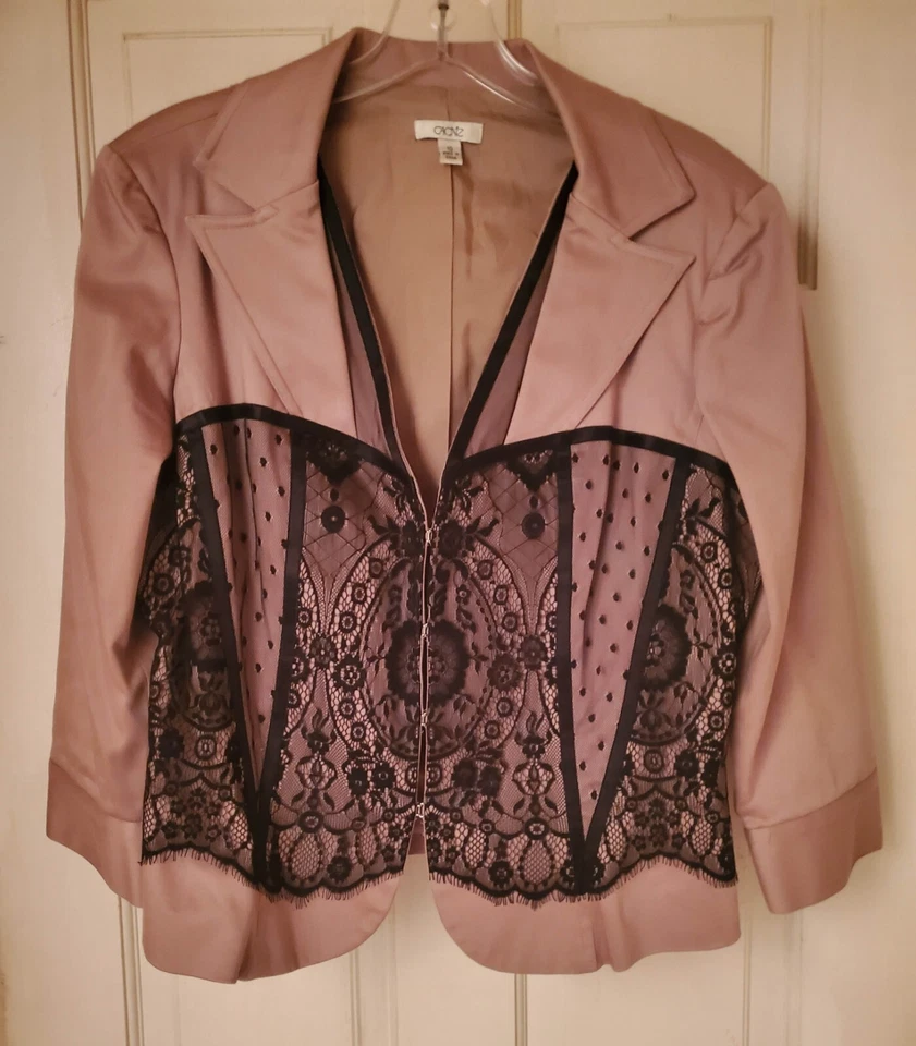 Blazer Cache beige con encaje negro Foto 1 de 2