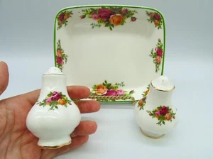 Signed VTG 1962 Royal Albert ENGLAND Old Country Roses SALT & PEPPER 3 PIECE SET - Picture 1 of 10