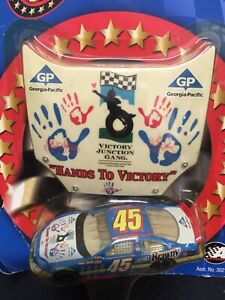 1:64 Winner's Circle Kyle Petty #45 Hands To Victory / Brawny / GP 2003 Dodge 