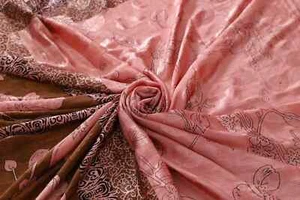 Tela artesanal floral Sari de seda pura estampada rosa indio 5,5 yardas - Imagen 1 de 4