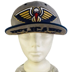 New Orleans Pelican NBA Mitchell & Ness Snapback (Interior Blanqueado) Gris Azul Marino - Imagen 1 de 3