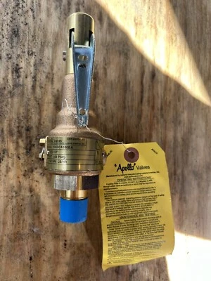 Válvulas Apollo, válvula de alivio de seguridad FNPT de 1/2” MNPT x 3/4” Foto 1 de 2