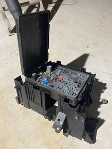 2015-2019 SILVERADO 2500 3500 6.6L DIESEL ENGINE FUSE RELAY BOX BLOCK OEM - Picture 1 of 11