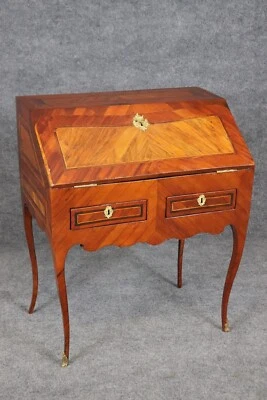Escritorio Luis XV de secretario francés de madera y nogal del siglo XVIII para damas Foto 1 de 4