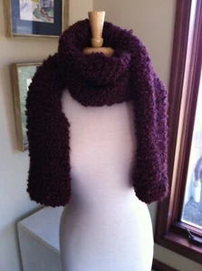 BUFANDA GRUESA TEJIDA A MANO GRANATE BORGOÑA 11 IN X 63 IN - Imagen 1 de 3