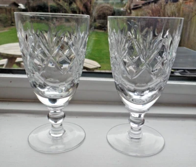 A PAIR OF ROYAL DOULTON CRYSTAL GEORGIAN PATTERN WINE GLASSES 13 CMS TALL - Image 1 of 3