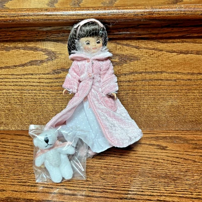 Boneca e ursinho de pelúcia minúsculos Betsy McCall para dormir - Imagem 1 de 4