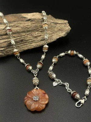 Juego de collar y pulsera de flores talladas Brighton CARNELIAN Foto 1 de 4