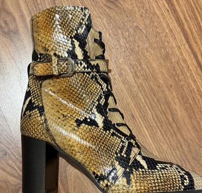 $650 Botas Aquatalia Fawne Piel de Serpiente Cuero Repujado Botín. 10M-BRAND BEW Foto 1 de 4