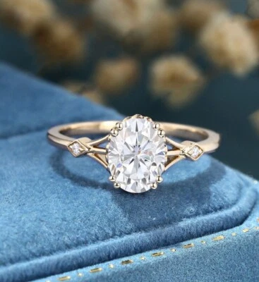 Anillo de compromiso ovalado de diamantes de oro rosa de 14 quilates anillo nupcial minimalista anillo de bodas Foto 1 de 4