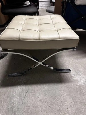 二十世纪中叶塔利安巴塞罗那 Pouf Mies Van Der Rohe 适用于 Knoll,1970 年代 — 第 1/2 张图片