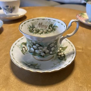 SET TAZZA DA TÈ E PIATTINO ROYAL ALBERT FIORE DEL MESE MAGGIO GIGLIO DELLA VALLE - Foto 1 di 6