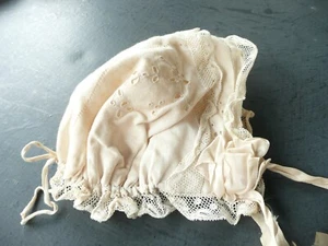 children's beanie in cotton embroidered with flowers and lace era 1880/1900 - Picture 1 of 6