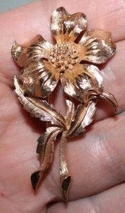 VINTAGE MARCEL BOUCHER SIGNED 8332P GOLD TONE FLOWER BROOCH - Picture 1 of 4