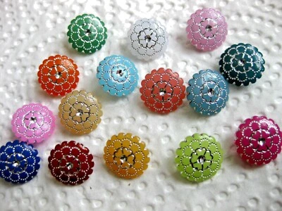 15 Knöpfe mit  Verzierung in vielen Farben,Farbe wählbar,14mm , Kunststoff, K30 - Bild 1 von 2