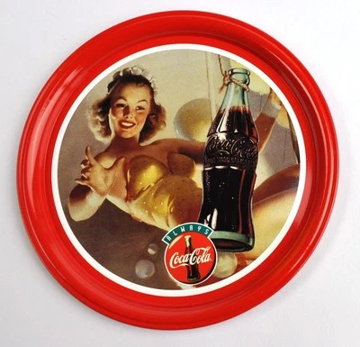 Schöner Metall Blech Coca-Cola 10 cm Untersetzer Coaster Coke Lady fängt Flasche - Bild 1 von 4